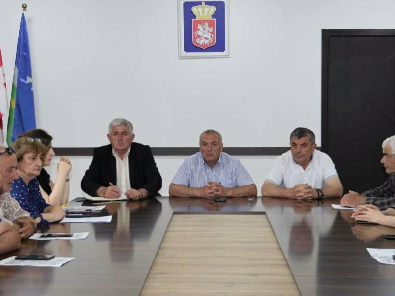 ცაგერის მუნიციპალიტეტის მერმა, ჭაბუკი ჭაბუკიანმა, ადმინისტრაციულ ერთეულებში მერის წარმომადგენლებთან მორიგი სამუშაო შეხვედრა გამართა